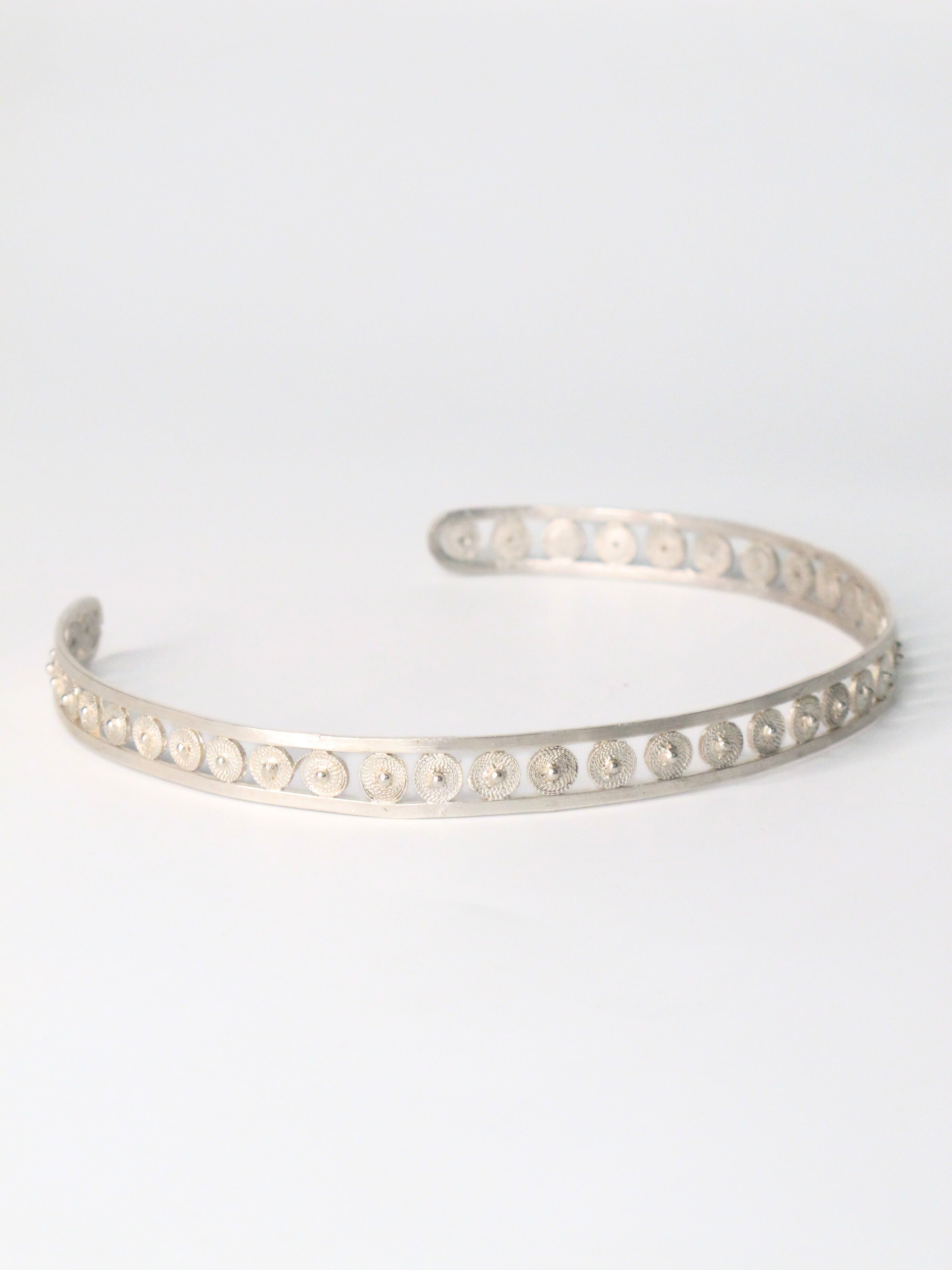 Choker de filigrana de plata con rosetitas.