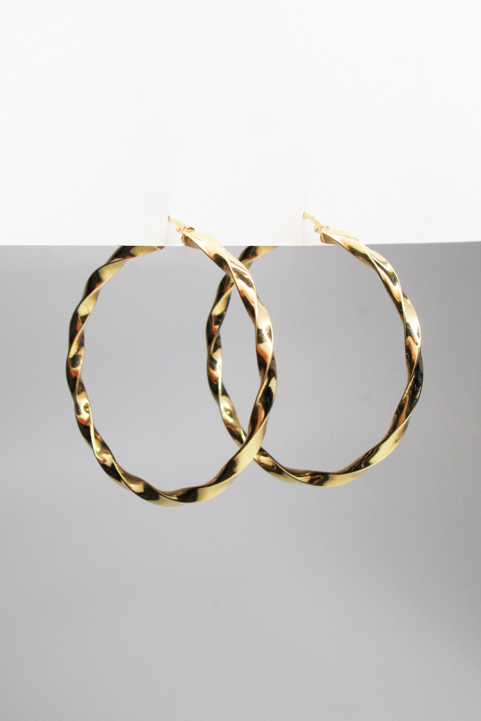 PAR DE AROS ARGOLLAS TORCIDAS ORO AMARILLO 14K