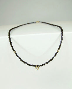 GARGANTILLA BLACK SPINEL